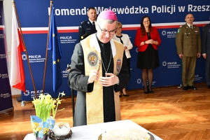 Policjanci i zaproszeni goście podczas spotkania wielkanocnego w auli Komendy Wojewódzkiej Policji w Rzeszowie