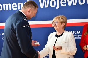 Policjanci i zaproszeni goście podczas spotkania wielkanocnego w auli Komendy Wojewódzkiej Policji w Rzeszowie