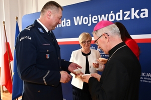 Policjanci i zaproszeni goście podczas spotkania wielkanocnego w auli Komendy Wojewódzkiej Policji w Rzeszowie