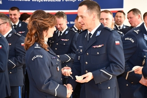 Policjanci i zaproszeni goście podczas spotkania wielkanocnego w auli Komendy Wojewódzkiej Policji w Rzeszowie