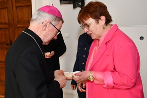 Policjanci i zaproszeni goście podczas spotkania wielkanocnego w auli Komendy Wojewódzkiej Policji w Rzeszowie