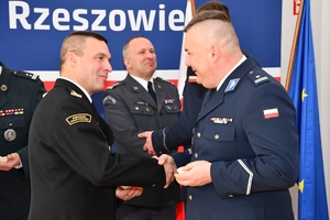 Policjanci i zaproszeni goście podczas spotkania wielkanocnego w auli Komendy Wojewódzkiej Policji w Rzeszowie