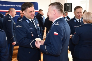 Policjanci i zaproszeni goście podczas spotkania wielkanocnego w auli Komendy Wojewódzkiej Policji w Rzeszowie