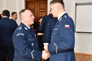 Policjanci i zaproszeni goście podczas spotkania wielkanocnego w auli Komendy Wojewódzkiej Policji w Rzeszowie