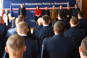 Policjanci i zaproszeni goście podczas spotkania wielkanocnego w auli Komendy Wojewódzkiej Policji w Rzeszowie