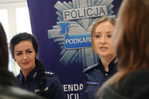 Policjanci podczas dni otwartych szkoły w Tyczynie promują służbę w policji.