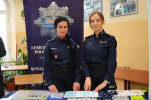 Policjanci podczas dni otwartych szkoły w Tyczynie promują służbę w policji.