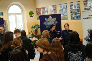 Policjanci podczas dni otwartych szkoły w Tyczynie promują służbę w policji.