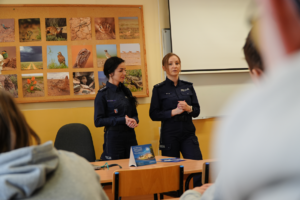 Policjanci podczas dni otwartych szkoły w Tyczynie promują służbę w policji.
