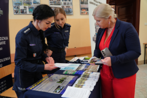 Policjanci podczas dni otwartych szkoły w Tyczynie promują służbę w policji.