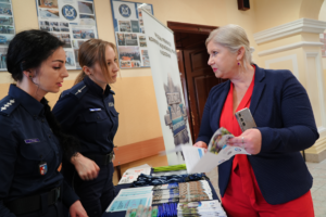 Policjanci podczas dni otwartych szkoły w Tyczynie promują służbę w policji.