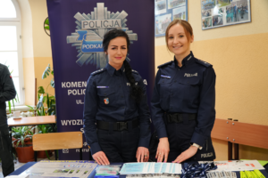 Policjanci podczas dni otwartych szkoły w Tyczynie promują służbę w policji.