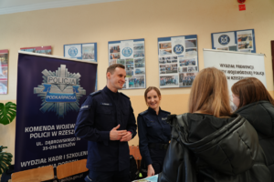 Policjanci podczas dni otwartych szkoły w Tyczynie promują służbę w policji.