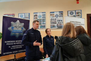 Policjanci podczas dni otwartych szkoły w Tyczynie promują służbę w policji.