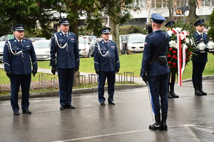 Komendant Wojewódzki wraz ze swoimi zastępcami oraz funkcjonariusze w trakcie uroczystości pod budynkiem KWP w Rzeszowie w hołdzie ofiarom zbrodni katyńskiej - 85. rocznica zbrodni katyńskiej.