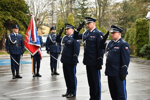 Komendant Wojewódzki wraz ze swoimi zastępcami oraz funkcjonariusze w trakcie uroczystości pod budynkiem KWP w Rzeszowie w hołdzie ofiarom zbrodni katyńskiej - 85. rocznica zbrodni katyńskiej.