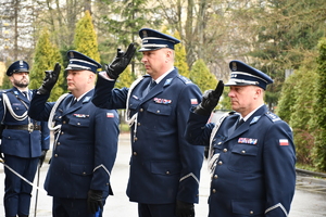 Komendant Wojewódzki wraz ze swoimi zastępcami oraz funkcjonariusze w trakcie uroczystości pod budynkiem KWP w Rzeszowie w hołdzie ofiarom zbrodni katyńskiej - 85. rocznica zbrodni katyńskiej.