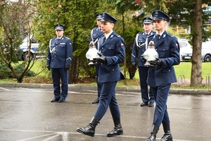 Komendant Wojewódzki wraz ze swoimi zastępcami oraz funkcjonariusze w trakcie uroczystości pod budynkiem KWP w Rzeszowie w hołdzie ofiarom zbrodni katyńskiej - 85. rocznica zbrodni katyńskiej.