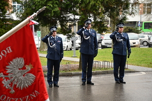 Komendant Wojewódzki wraz ze swoimi zastępcami oraz funkcjonariusze w trakcie uroczystości pod budynkiem KWP w Rzeszowie w hołdzie ofiarom zbrodni katyńskiej - 85. rocznica zbrodni katyńskiej.