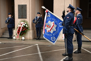 Komendant Wojewódzki wraz ze swoimi zastępcami oraz funkcjonariusze w trakcie uroczystości pod budynkiem KWP w Rzeszowie w hołdzie ofiarom zbrodni katyńskiej - 85. rocznica zbrodni katyńskiej.