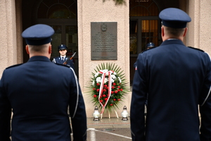 Komendant Wojewódzki wraz ze swoimi zastępcami oraz funkcjonariusze w trakcie uroczystości pod budynkiem KWP w Rzeszowie w hołdzie ofiarom zbrodni katyńskiej - 85. rocznica zbrodni katyńskiej.