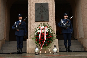 Komendant Wojewódzki wraz ze swoimi zastępcami oraz funkcjonariusze w trakcie uroczystości pod budynkiem KWP w Rzeszowie w hołdzie ofiarom zbrodni katyńskiej - 85. rocznica zbrodni katyńskiej.