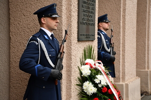 Komendant Wojewódzki wraz ze swoimi zastępcami oraz funkcjonariusze w trakcie uroczystości pod budynkiem KWP w Rzeszowie w hołdzie ofiarom zbrodni katyńskiej - 85. rocznica zbrodni katyńskiej.