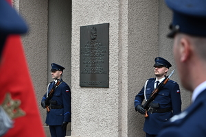 Komendant Wojewódzki wraz ze swoimi zastępcami oraz funkcjonariusze w trakcie uroczystości pod budynkiem KWP w Rzeszowie w hołdzie ofiarom zbrodni katyńskiej - 85. rocznica zbrodni katyńskiej.