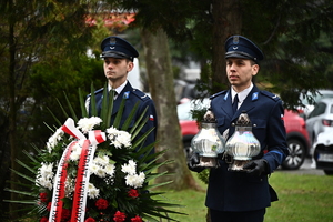 Komendant Wojewódzki wraz ze swoimi zastępcami oraz funkcjonariusze w trakcie uroczystości pod budynkiem KWP w Rzeszowie w hołdzie ofiarom zbrodni katyńskiej - 85. rocznica zbrodni katyńskiej.