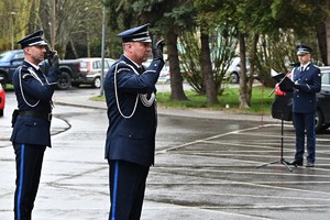 Komendant Wojewódzki wraz ze swoimi zastępcami oraz funkcjonariusze w trakcie uroczystości pod budynkiem KWP w Rzeszowie w hołdzie ofiarom zbrodni katyńskiej - 85. rocznica zbrodni katyńskiej.