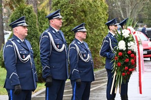 Komendant Wojewódzki wraz ze swoimi zastępcami oraz funkcjonariusze w trakcie uroczystości pod budynkiem KWP w Rzeszowie w hołdzie ofiarom zbrodni katyńskiej - 85. rocznica zbrodni katyńskiej.