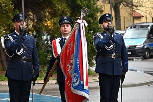 Komendant Wojewódzki wraz ze swoimi zastępcami oraz funkcjonariusze w trakcie uroczystości pod budynkiem KWP w Rzeszowie w hołdzie ofiarom zbrodni katyńskiej - 85. rocznica zbrodni katyńskiej.