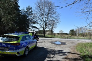 Policjanci Ruchu Drogowego podczas działań &amp;quot;Motocykl&amp;quot; prowadzą kontrole motocyklistów i motorowerzystów.