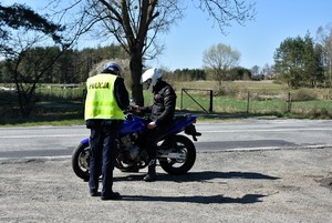 Policjanci Ruchu Drogowego podczas działań &amp;quot;Motocykl&amp;quot; prowadzą kontrole motocyklistów i motorowerzystów.