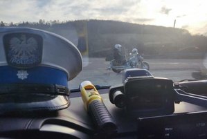Policjanci Ruchu Drogowego podczas działań &amp;quot;Motocykl&amp;quot; prowadzą kontrole motocyklistów i motorowerzystów.