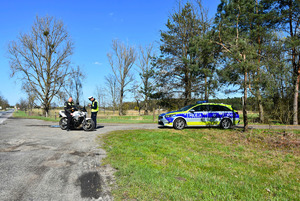 Policjanci Ruchu Drogowego podczas działań "Motocykl" prowadzą kontrole motocyklistów i motorowerzystów.