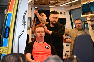 Policyjni instruktorzy taktyk i technik interwencji wraz z ratownikami medycznymi podczas szkolenia z samoobrony.