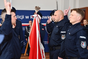 Policjanci podczas ślubowania w auli Komendy Wojewódzkiej Policji w Rzeszowie.