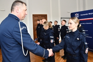 Policjanci podczas ślubowania w auli Komendy Wojewódzkiej Policji w Rzeszowie.
