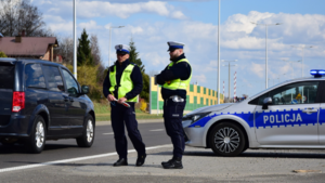 Policjanci ruchu drogowego podczas działań w trakcie Świąt Wielkanocnych.