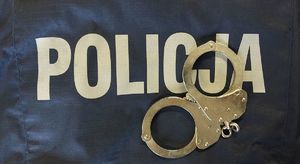 kajdanki i napis policja