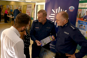 Policjanci rozmawiają z uczestnikami targów pracy