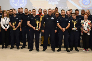 Policjanci i sędziowie konkursu podczas turnieju w auli Oddziału Prewencji Policji w Rzeszowie