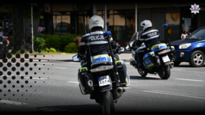 Policjanci ruchu drogowego na motocyklach służbowych