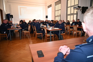 umundurowani policjanci zgromadzeni na auli podczas szkolenia