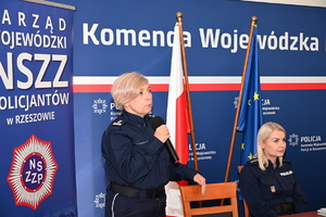 umundurowani policjanci zgromadzeni na auli podczas szkolenia