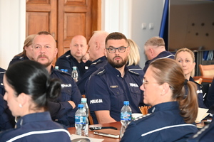 umundurowani policjanci zgromadzeni na auli podczas szkolenia