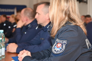 umundurowani policjanci zgromadzeni na auli podczas szkolenia