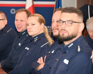 umundurowani policjanci zgromadzeni na auli podczas szkolenia