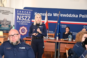 umundurowani policjanci zgromadzeni na auli podczas szkolenia